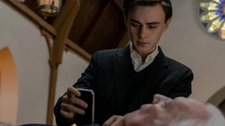 Bay Harrigan'ın Telefonu sahne 2