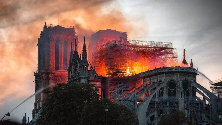 Notre-Dame brûle sahne 3